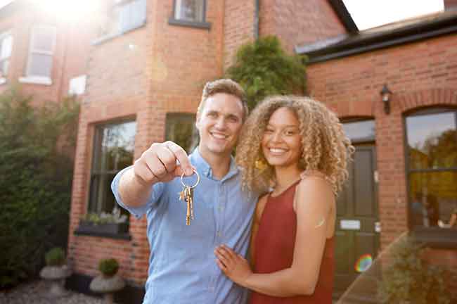 home buyers with key